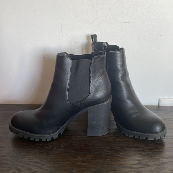 Soda Lug Sole Chelsea Boots - Picture 2 of 3